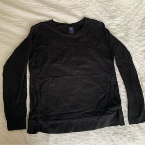 Gap kangaroo pocket tee